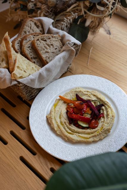 Hummus s pečenou zeleninou a pečivem